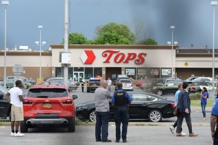 Imagem colorida mostra policiais em frente ao supermercado Tops, em Buffalo, Nova York, após ataque em massa de atirador - Metrópoles