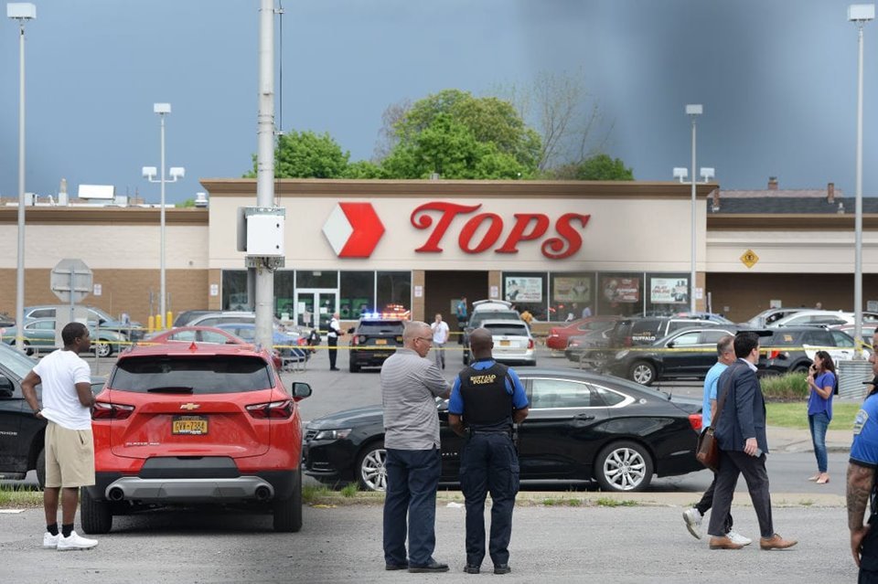 Policiais em frente ao supermercado Tops, em Buffalo, Nova York, após ataque em massa de atrair York