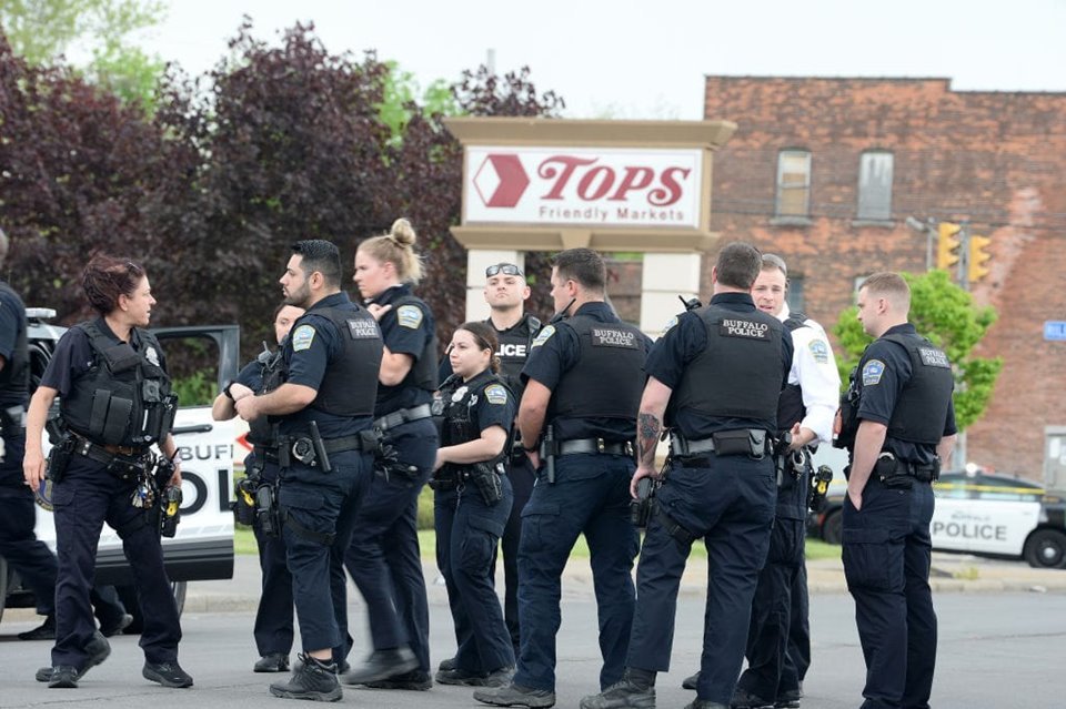 Policiais em frente ao supermercado Tops, em Buffalo, Nova York, após ataque em massa