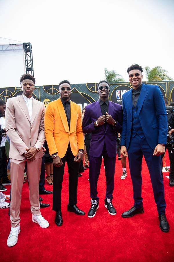 Jogadores em premiação da NBA usam traje formal