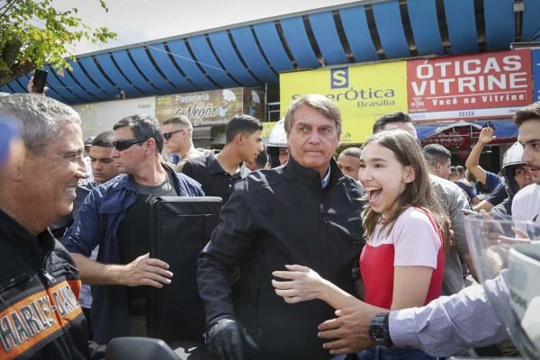 presidente jair bolsonaro passeia de moto e tira foto com apoiadores domingo brasilia