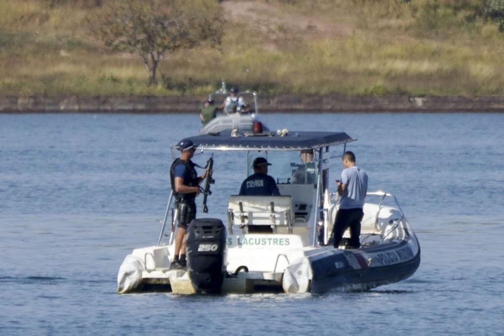 movimento no lago paranoa para a lanchaciata em apoio ao presidente bolsonaro 6
