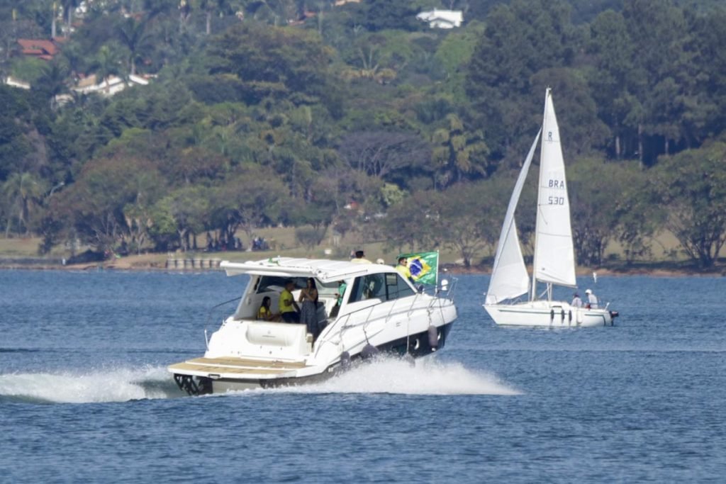 movimento no lago paranoa para a lanchaciata em apoio ao presidente bolsonaro 6