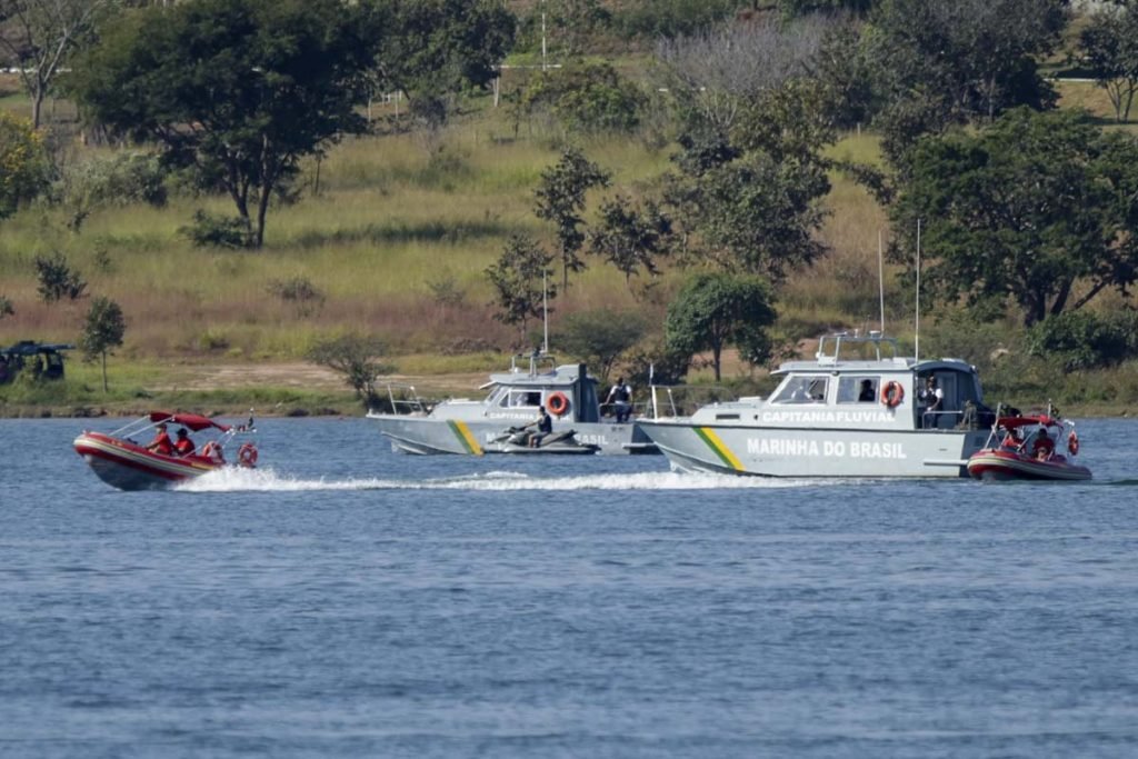 movimento no lago paranoa para a lanchaciata em apoio ao presidente bolsonaro 6