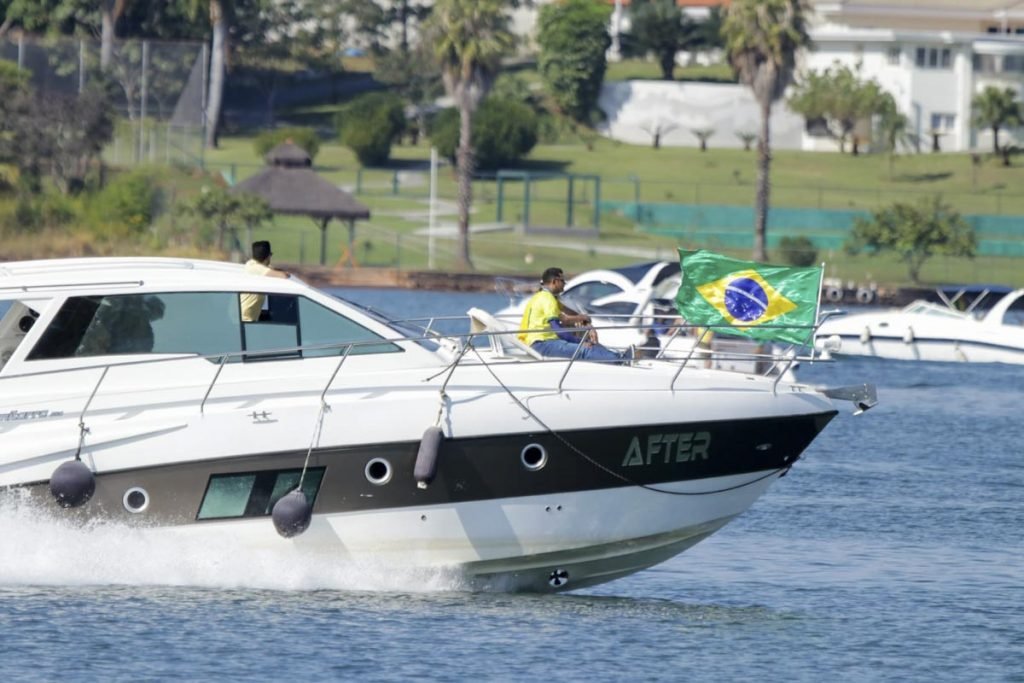 movimento no lago paranoa para a lanchaciata em apoio ao presidente bolsonaro 6