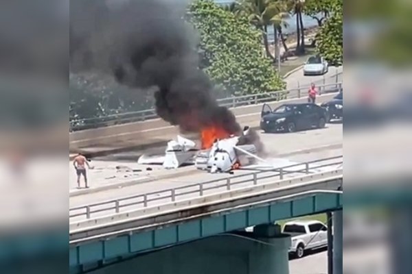 avião colide com carro em ponte de Miami