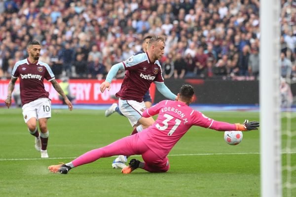 Manchester City sai atrás no placar, mas busca empate com o West