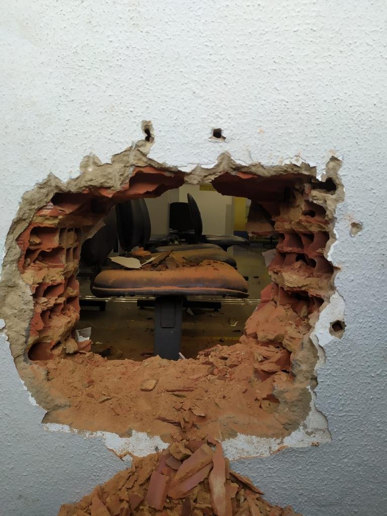 Os criminosos foram flagrados tentando invadir e assaltar uma agência bancária em Itapirapuã, em Goiás