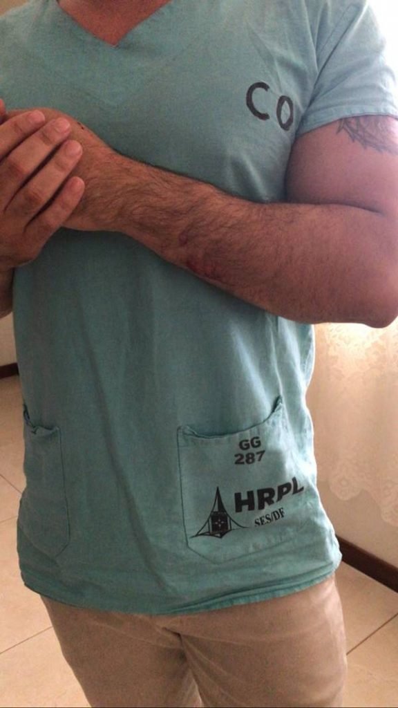 Profissional com braço ferido após agressão