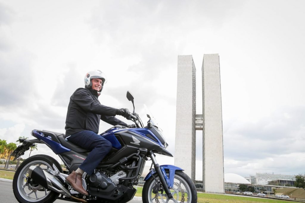 bolsonaro passeia de moto e visita as feiras em brasilia
