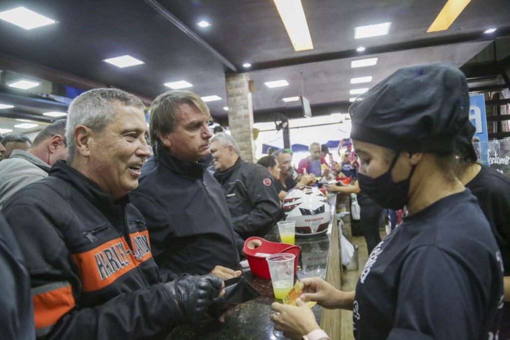 presidente jair bolsonaro como pastel na feira