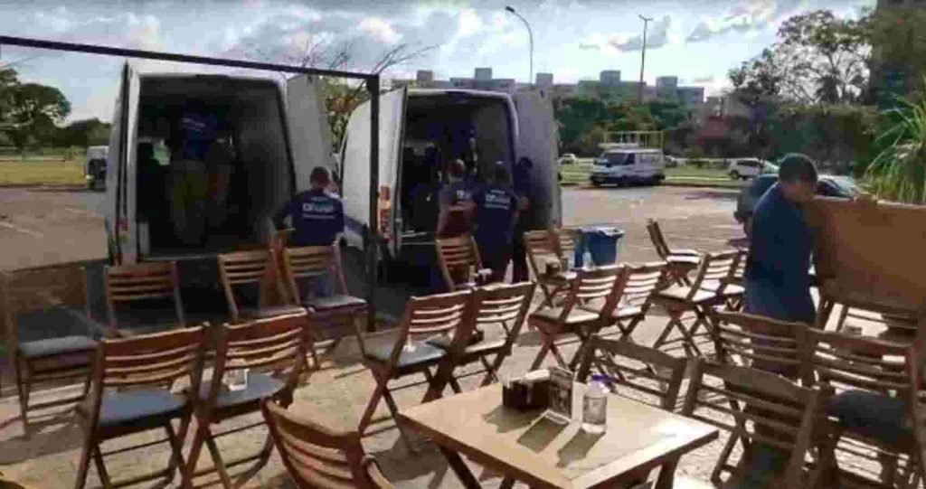 mesas e cadeiras de bar em calçada