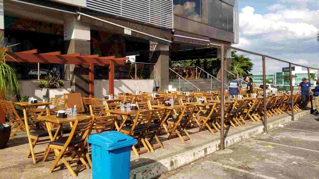 mesas e cadeiras de bar em calçada