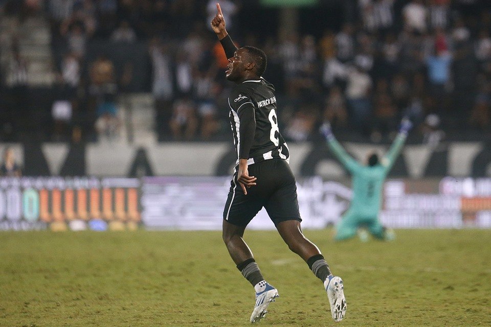 Botafogo vira no final sobre Fortaleza e Textor festeja com torcida