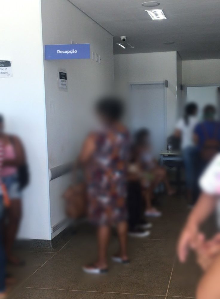 Pessoas em pé em sala com paredes brancas