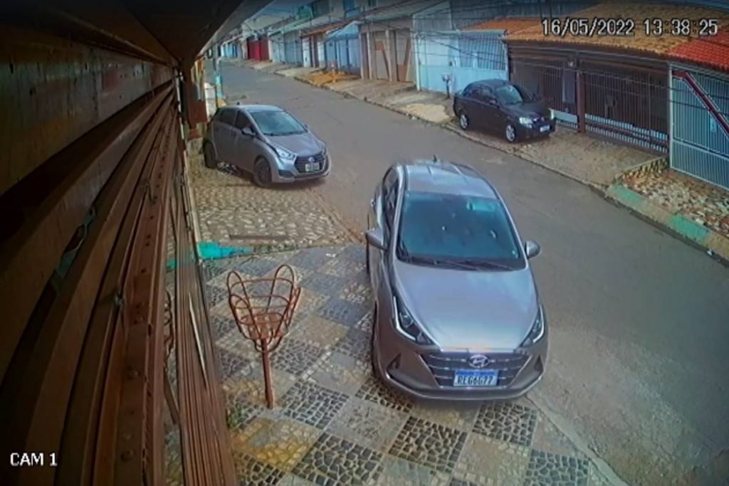 Vítima de roubo estacionando carro na porta de casa