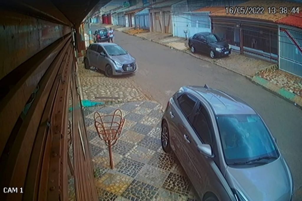 Carros estacionados com criminosos chegando ao fundo