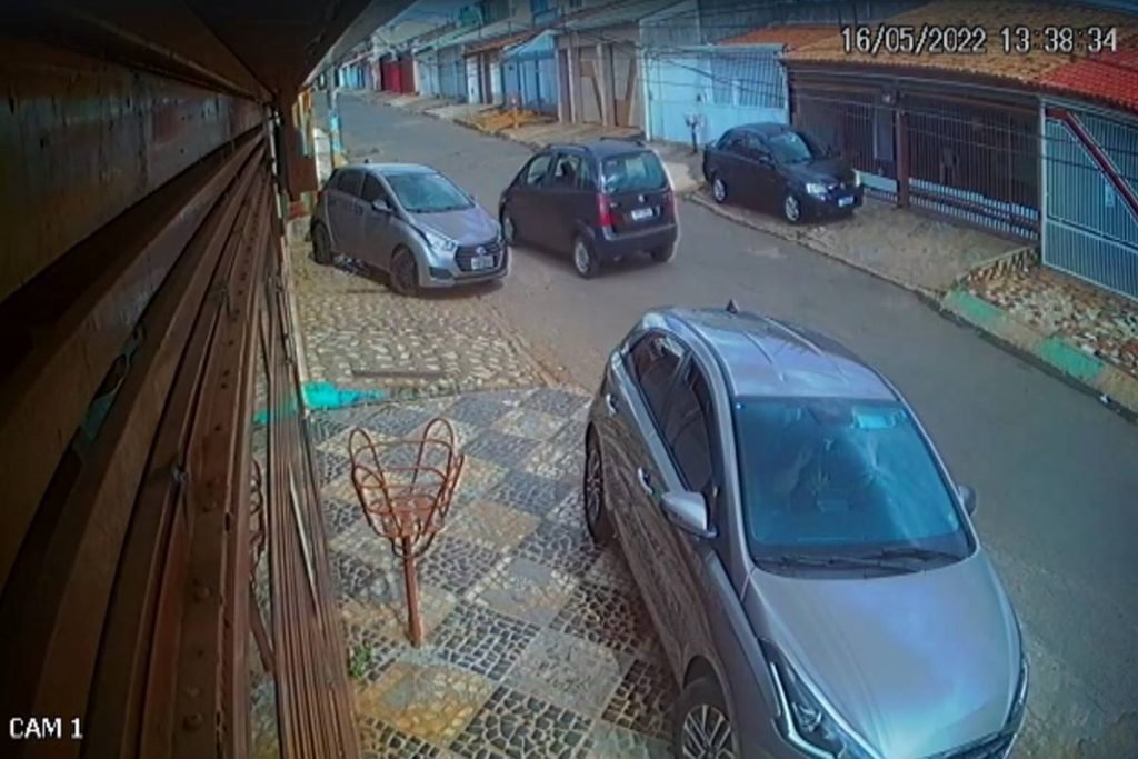 Criminosos chegando em carro perto