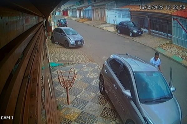 Ladrão próximo do carro roubado
