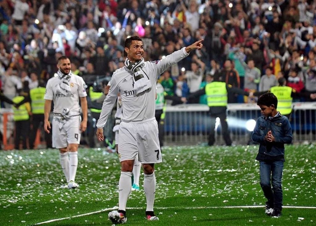 Cristiano Ronaldo e Benzema comemorando título