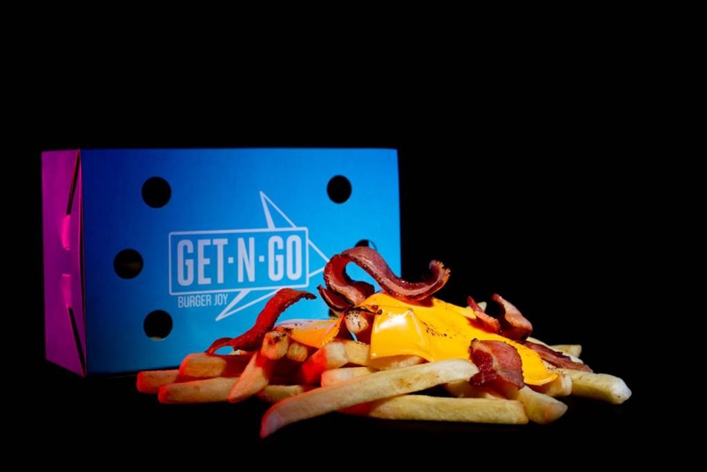 foto de caixa azul escrito get n go com batatas com cheddar e bacon na frente