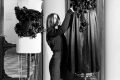 Estudante ajeita vestido em fotografia preto e branco