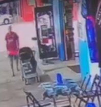homem andando e carrinho de bebê a frente