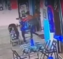 mulher e carrinho de bebê