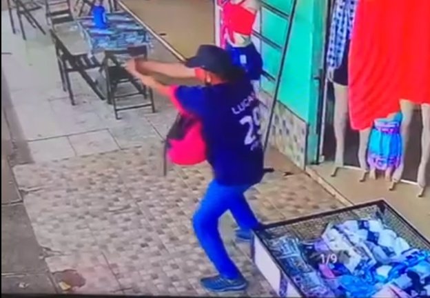 homem com arma na mão