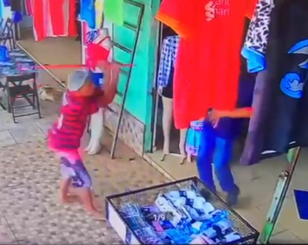 homem atacando outra pessoa com cabo de vassoura