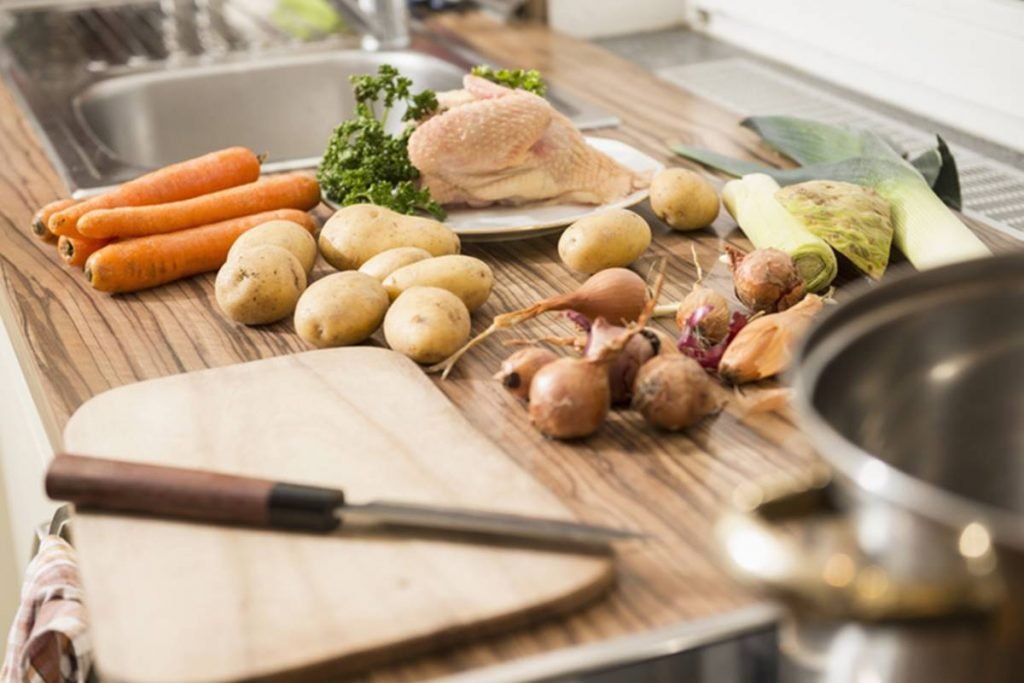 foto com tabua, legumes e verduras e frango