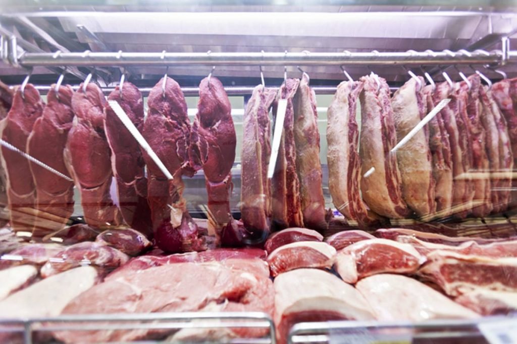 foto de vitrine de açougue com carnes