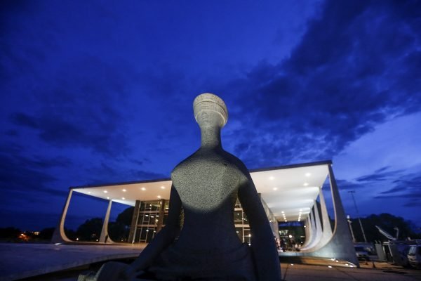 Imagem colorida mostra estátua diante da fachada do STF (Supremo Tribunal Federal) em Brasília - Metrópoles