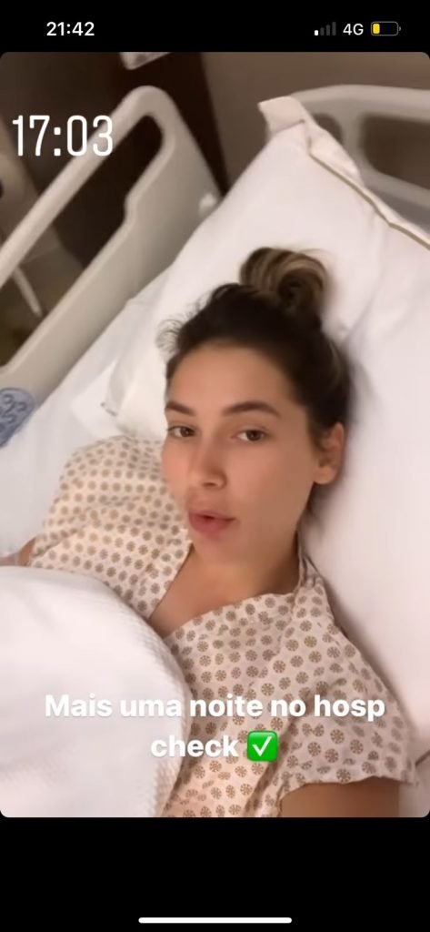 No entanto, a influencer persistiu com as queixas de dor de cabeça e decidiu parar em São Paulo e procurar um hospital para realizar uma série de exames, visto que os sintomas não desapareceram e desde então segue hospitalizada.