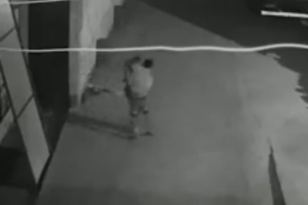 Captura de tela de vídeo em que homem ataca mulher