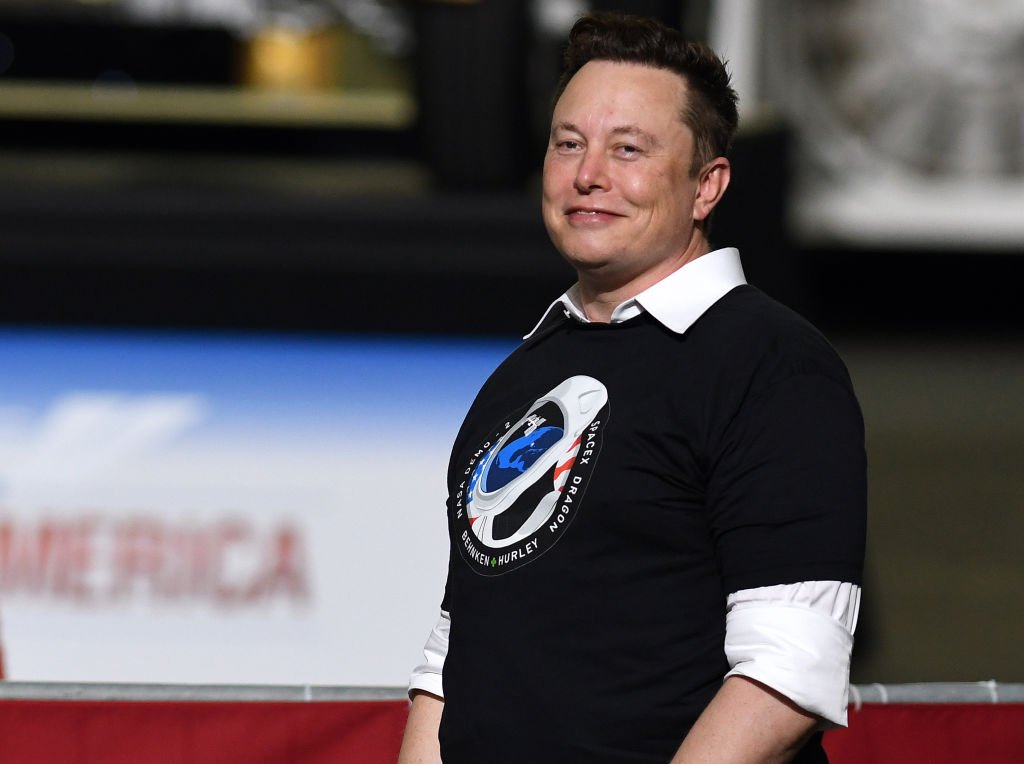 Elon Musk, empresário naturalizado estadunidense.  Ele tem cabelos escuros, pele clara e olhos claros- Metrópoles