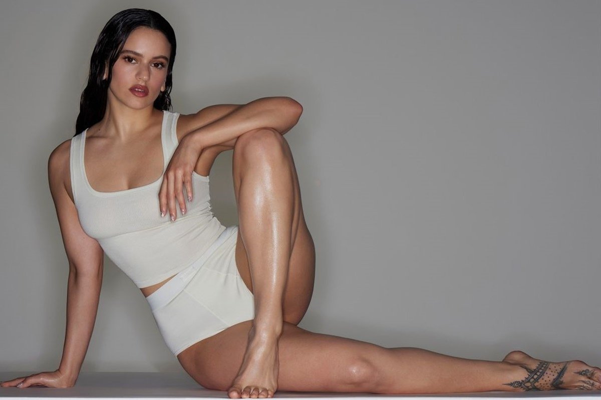 Rosalía usando underwear em campanha da Skims