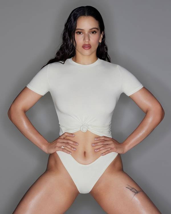Rosalía usando underwear em campanha da Skims