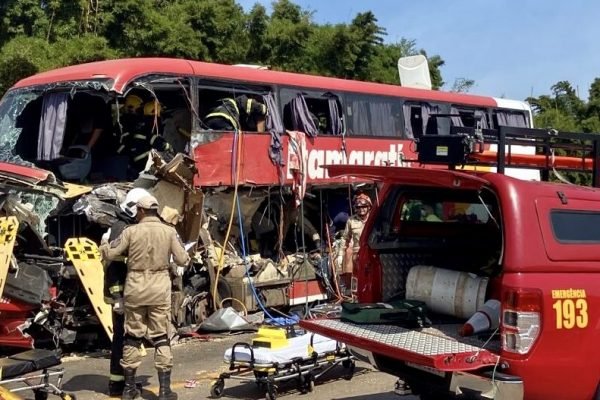 Grave colisão entre ônibus e carreta deixa 11 mortos em Mato Grosso