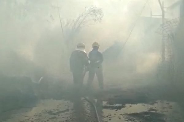 silhoueta bombeiros em meio à fumaça