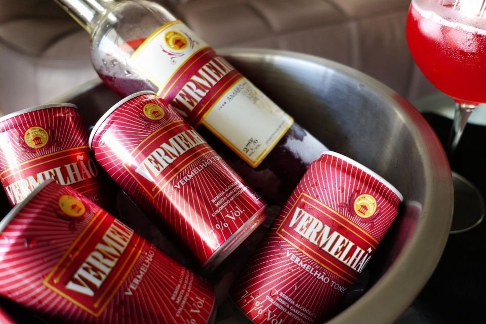 Após vender 20 mil garrafas, Gusttavo Lima lança versão pronta para beber da Vermelhão.