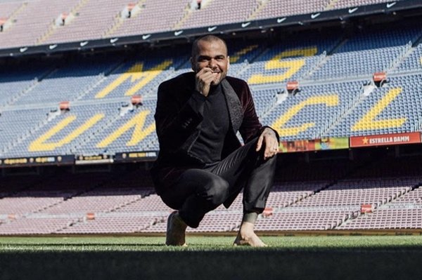 dani alves com terno preto descalça cheira grama do Camp Nou