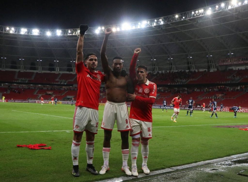 Jogadores de futebol americano fortalecem protesto contra racismo - Vermelho
