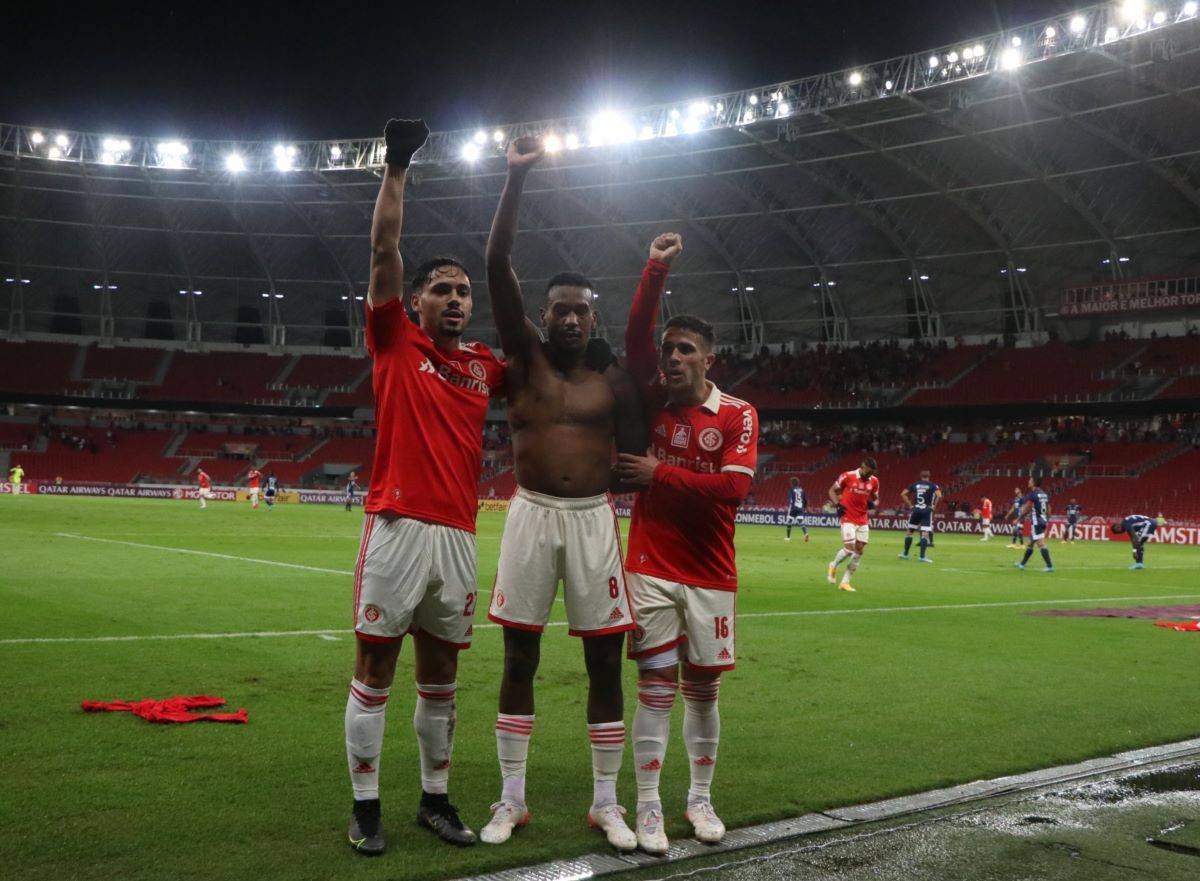 Jogador imita uma forca na comemoração do gol em protesto contra execuções  no Irã, futebol internacional