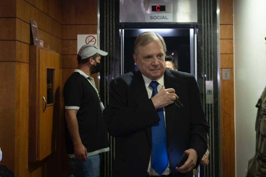 Senador Tasso Jereissati chega a reunião da executiva do PSDB