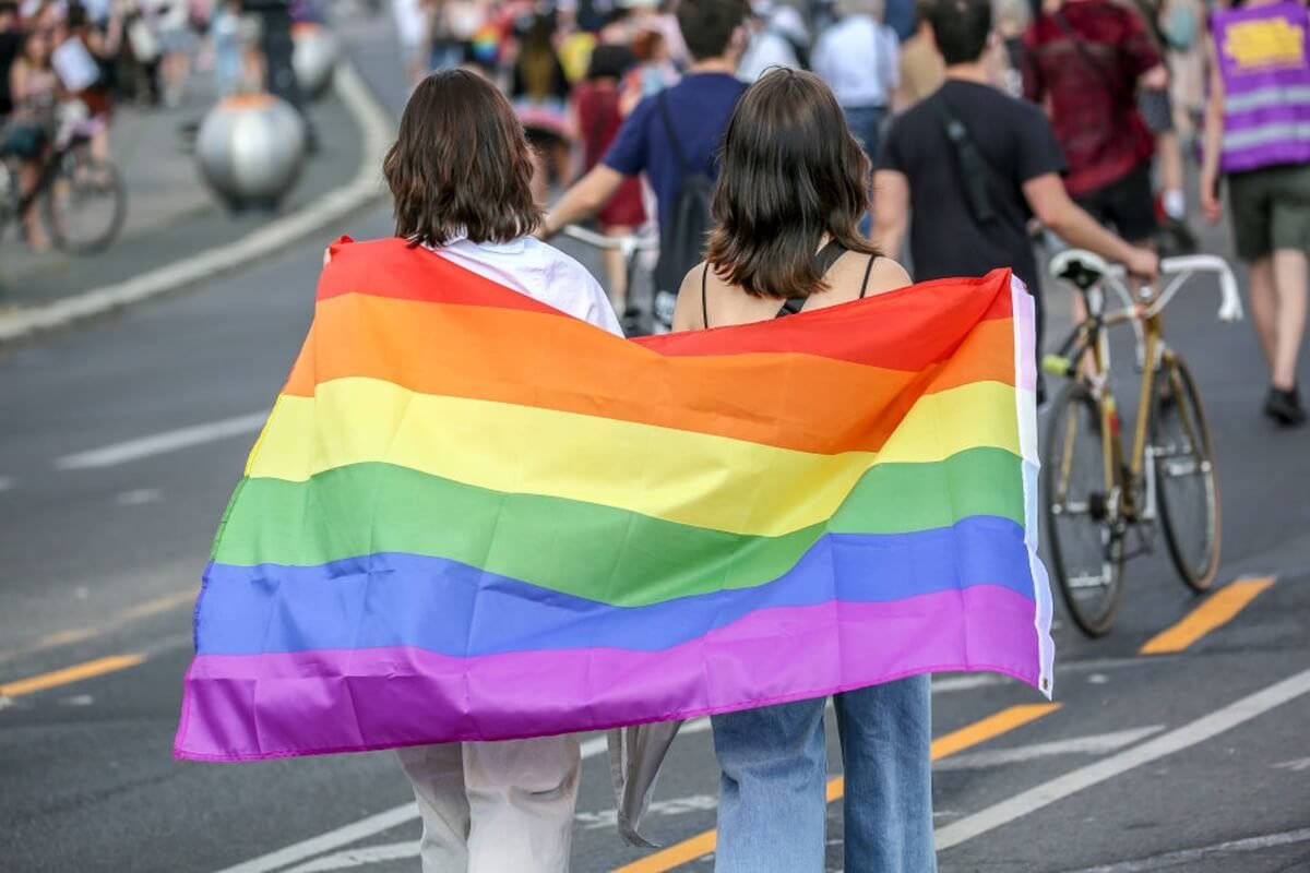 Ativista LGBTQIAP+ é ameaçado por grupo supremacista e tem