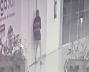 homem forçando porta