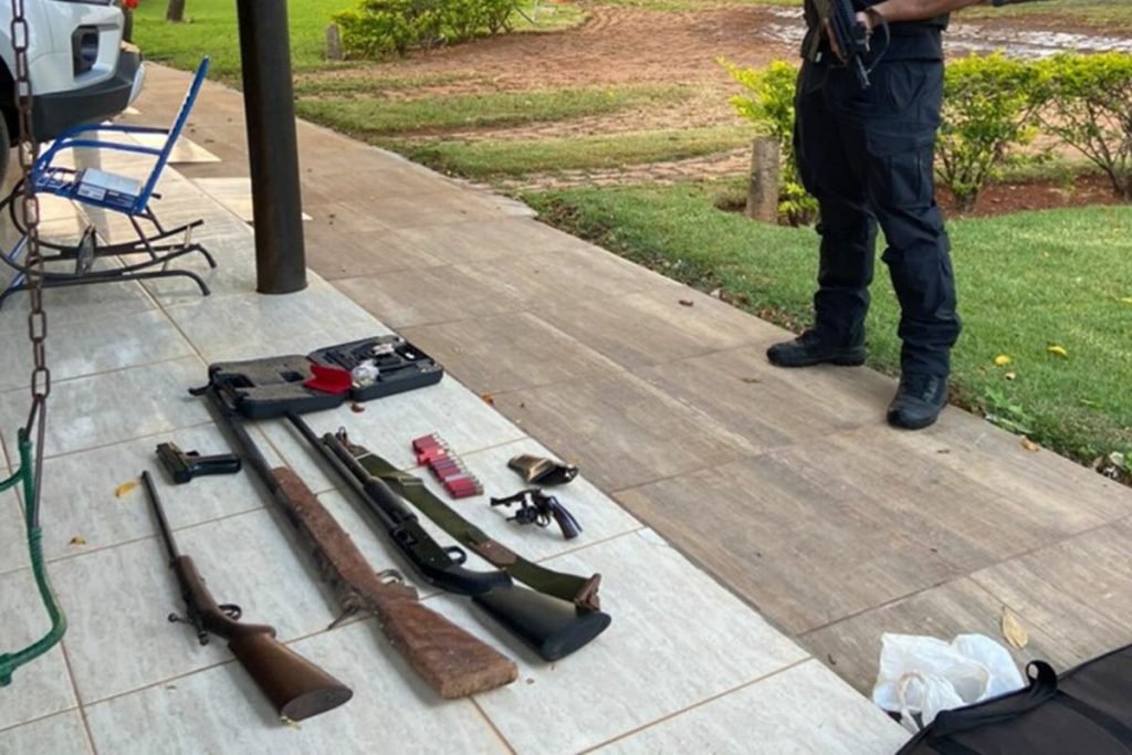 Armas apreendidas pela Polícia Civil na Fazenda Bianco, em Cabeceiras, Goiás