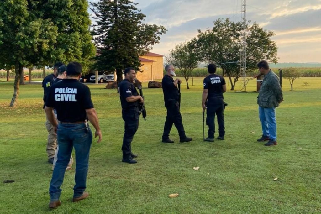 Policiais civis fazem busca e apreensão de armas de fogo na Fazenda Bianco, em Cabeceiras, Goiás