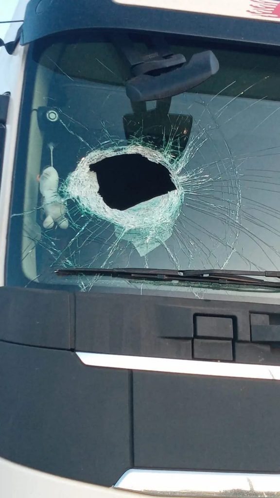 Vídeo: homem atira pedra contra caminhão em movimento em Maringá